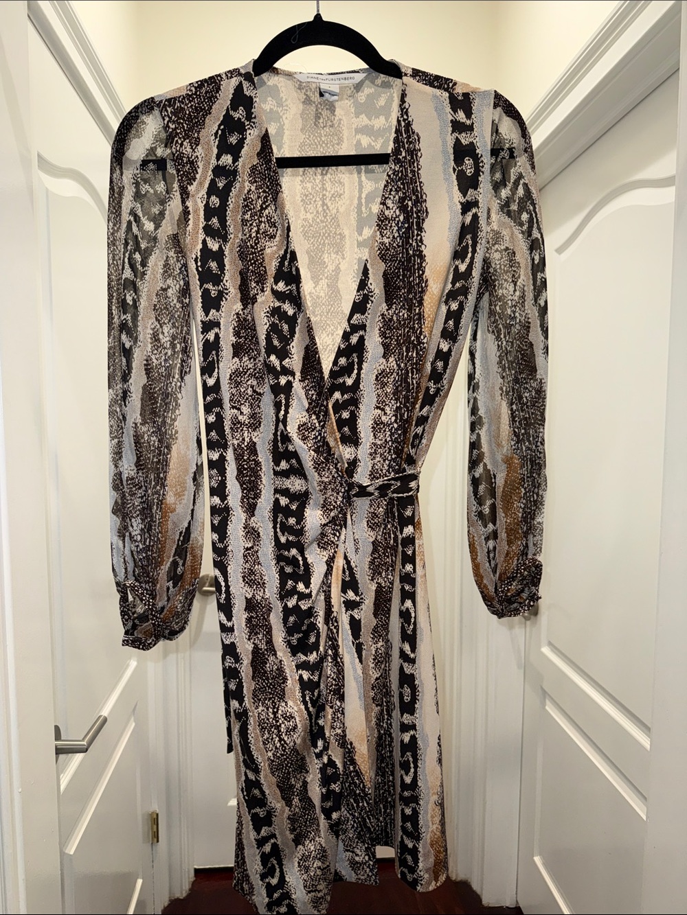 Diane Von Furstenberg-  Sigourney size 2 - 100% silk